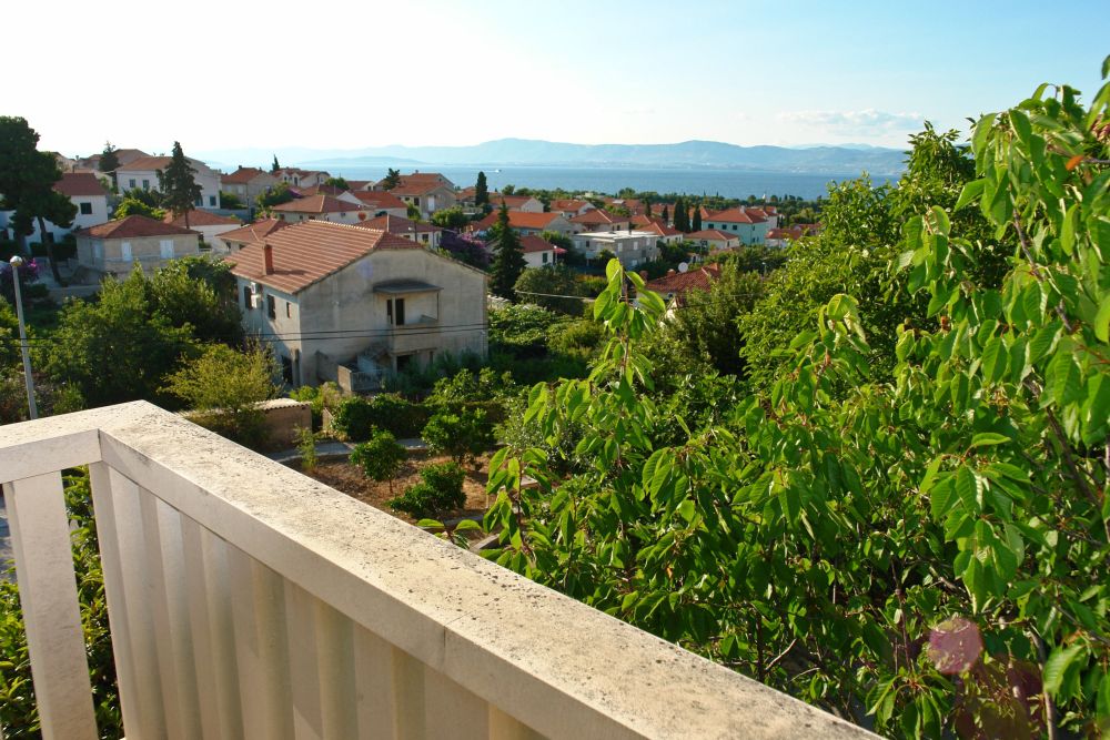 Widok z balkonu na morze i okolicę